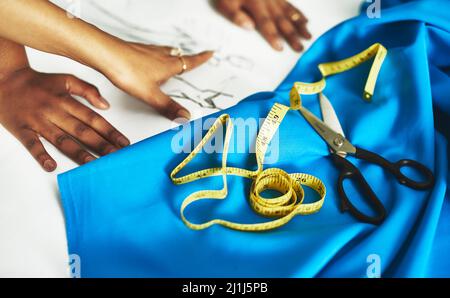 Il suo tempo di portare quel sogno alla vita. Scatto ritagliato di stilisti che collaborano a un nuovo design. Foto Stock