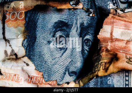 Benjamin Franklins faccia che sbucca da un buco in una banconota rubli 5000. Foto di alta qualità Foto Stock