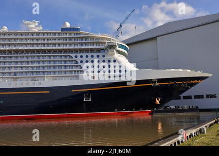 La nave da crociera Disney Wish è ormeggiata di fronte al cantiere Meyer di Papenburg il 26 febbraio 2022. Foto Stock