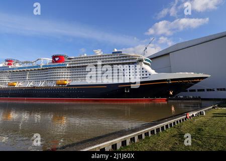 La nave da crociera Disney Wish è ormeggiata di fronte al cantiere Meyer di Papenburg il 26 febbraio 2022. Foto Stock