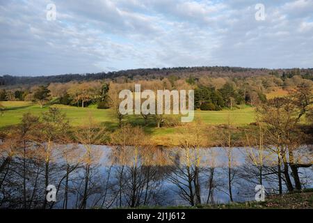 Il fiume Derwent calmo nel sole di sera, Peak District, Derbyshire, Regno Unito Foto Stock