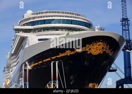 La nave da crociera Disney Wish è ormeggiata di fronte al cantiere Meyer di Papenburg il 26 febbraio 2022. Foto Stock