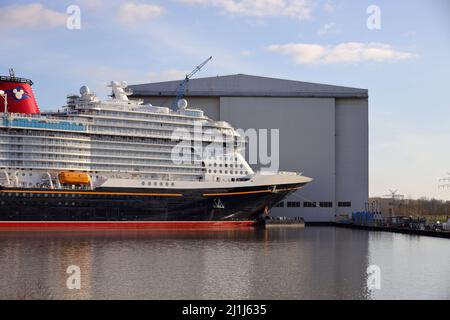 La nave da crociera Disney Wish è ormeggiata di fronte al cantiere Meyer di Papenburg il 26 febbraio 2022. Foto Stock