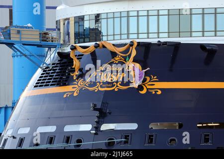 La nave da crociera Disney Wish è ormeggiata di fronte al cantiere Meyer di Papenburg il 26 febbraio 2022. Foto Stock