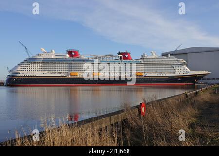 La nave da crociera Disney Wish è ormeggiata di fronte al cantiere Meyer di Papenburg il 26 febbraio 2022. Foto Stock