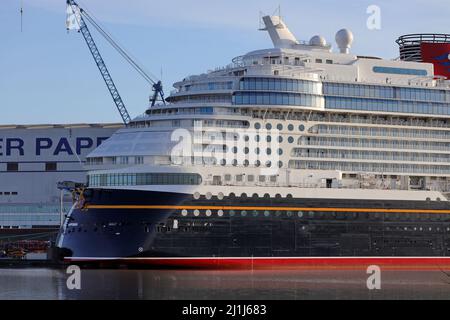 La nave da crociera Disney Wish è ormeggiata di fronte al cantiere Meyer di Papenburg il 26 febbraio 2022. Foto Stock