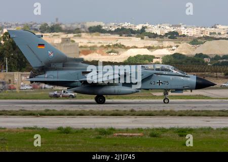 Luftwaffe Panavia Tornado IDS (REG: 4375) parte da Malta dopo un'esposizione aerea. Foto Stock