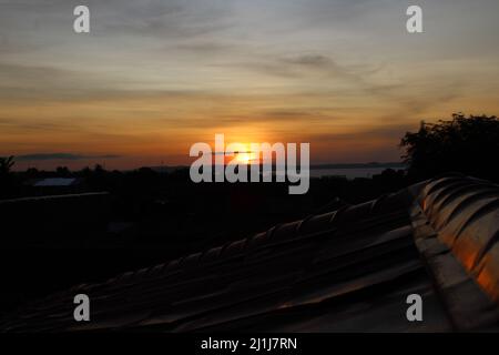 la vista del tramonto è molto arancione e un po' scura Foto Stock