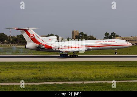 L'Aeronautica Polacca Tupolev Tu-154M atterrando la pista 14. La sorella Aircraft 101 si schiantò a Smolensk, Russia, portando il presidente polacco. Foto Stock