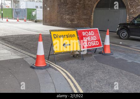 Strada chiusa e segnaletica diversione a Londra,Inghilterra,Regno Unito Foto Stock