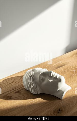 Antica scultura della testa della donna su tavola in legno Foto Stock