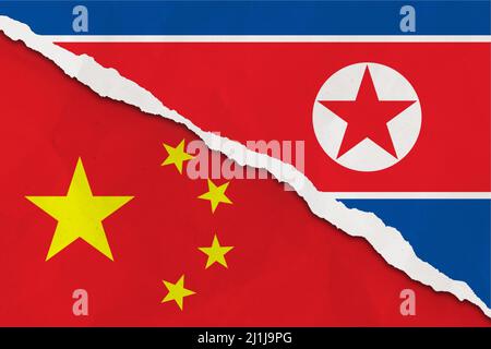 Cina e Corea del Nord bandiera strappato carta grunge sfondo. Astratto economia di Cina e Corea del Nord, conflitti politici, concetto di guerra texture backgroun Foto Stock