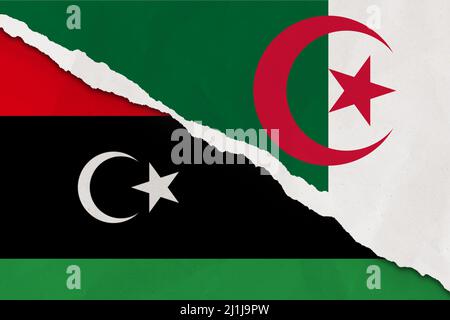 Bandiera Algeria e Libia strappato carta grunge sfondo. Astratto Algeria e Libia economia, conflitti politici, concetto di guerra trama sfondo Foto Stock