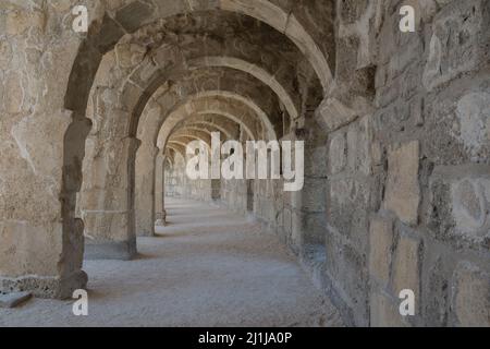 ANTALYA / TURCHIA 12 luglio 2021 ;la galleria colonnata sopra l'auditorium-teatro nell'antico teatro romano di Aspendos. Foto Stock