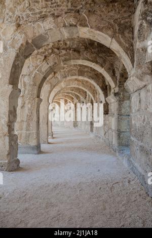 ANTALYA / TURCHIA 12 luglio 2021 ;la galleria colonnata sopra l'auditorium-teatro nell'antico teatro romano di Aspendos. Foto Stock