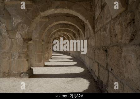 ANTALYA / TURCHIA 12 luglio 2021 ;la galleria colonnata sopra l'auditorium-teatro nell'antico teatro romano di Aspendos. Foto Stock