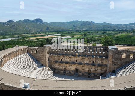 ANTALYA / TURCHIA 12 luglio 2021; Anfiteatro romano di Aspendos, Belkiz, antico teatro di Aspendos in Turchia. Concetto di destinazioni storiche. Foto Stock