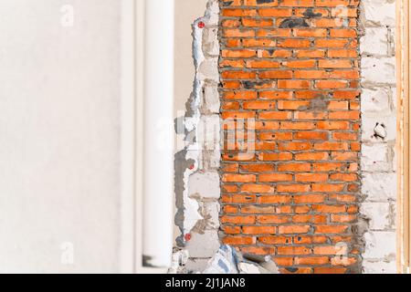 Entrata malvagia alla casa. Facciata smontata. Riqualificazione della casa Foto Stock