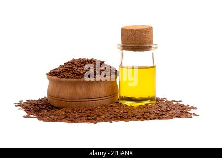 olio di lino con semi di lino in ciotola di legno isolato su sfondo bianco Foto Stock