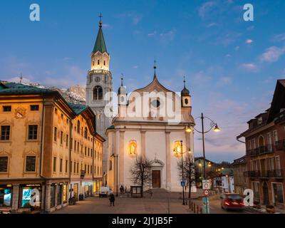 Cortina d'Ampezzo, Italia - Febbraio 22 2022: Basilica minore dei Santi Filippo e Giacomo in serata Foto Stock