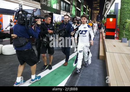 Jeddah, Arabia Saudita. 26th Mar 2022. GASLY Pierre (fra), Scuderia AlphaTauri AT03, ritratto che lascia l’incontro per quanto riguarda l’attuale situazione a Jeddah dopo l’attacco ad una fabbrica di Aramco in pista durante la Formula 1 STC Saudi Arabian Grand Prix 2022, 2nd round del FIA Formula uno World Championship 2022, Sul circuito di Jeddah Corniche, dal 25 al 27 marzo 2022 a Jeddah, Arabia Saudita - Foto: Antonin Vincent/DPPI/LiveMedia Credit: Independent Photo Agency/Alamy Live News Foto Stock