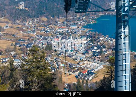 Il giro in funivia fino al Zwölferhorn, alto 1522 m, offre una splendida vista su Sankt Gilgen e sul lago Wolfgang. Vicino a Salisburgo. Salzkammergut Austria superiore Foto Stock