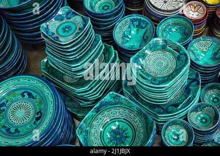 Mucchio di piatti o tazze verdi e blu esposti al mercato in Marocco Foto Stock