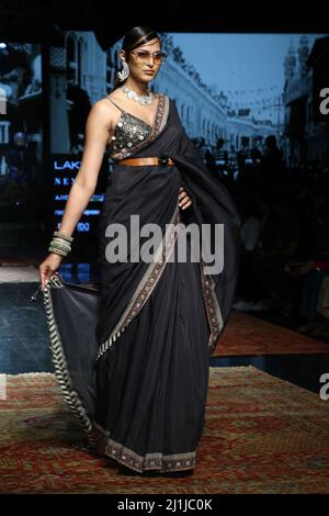 New Delhi, India. 23rd Mar 2022. Modelli che presentano creazioni del designer JJ valaya durante la settimana della moda Lakme (Credit Image: © Jyoti Kapoor/Pacific Press via ZUMA Press Wire) Foto Stock