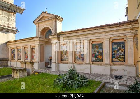 La facciata di una chiesa di Fontanarosa, un piccolo borgo in provincia di Avellino. Foto Stock