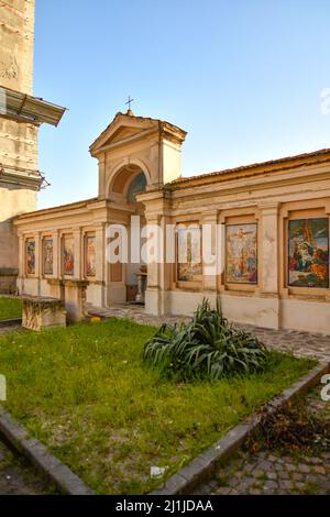 La facciata di una chiesa di Fontanarosa, un piccolo borgo in provincia di Avellino. Foto Stock