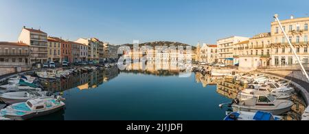 Panorama del canale Peyrade a Sete, una mattina in primavera, a Herault, Occitanie, Francia Foto Stock