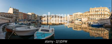 Panorama del canale Peyrade a Sete, una mattina in primavera, a Herault, Occitanie, Francia Foto Stock