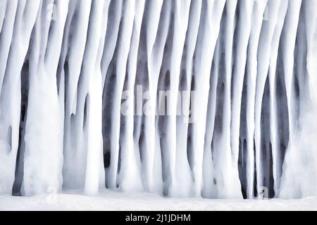 Acqua ghiacciata sul lago Baikal. Sfondo astratto invernale. Panorama incredibile con acqua ghiacciata Foto Stock