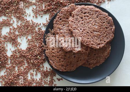 Frittelle di riso rosso. Frittelle fatte di una pastella fermentata di riso rosso e cocco. Chiamato anche appam di riso rosso in Kerala. Una versione diversa di Favorite Foto Stock