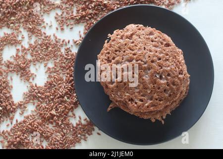 Frittelle di riso rosso. Frittelle fatte di una pastella fermentata di riso rosso e cocco. Chiamato anche appam di riso rosso in Kerala. Una versione diversa di Favorite Foto Stock