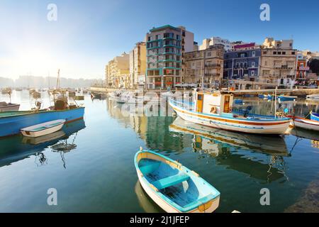 Fantastico paesaggio cittadino sul mare con barche. Malta, Europa Foto Stock