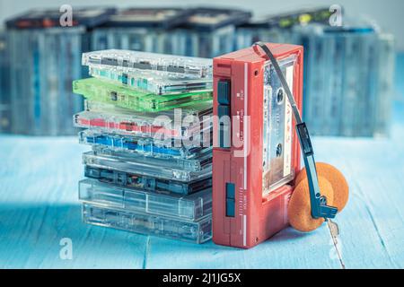Vecchia cassetta con lettore rosso e cuffie. Cassette audio con lettore rosso e cuffie. Foto Stock