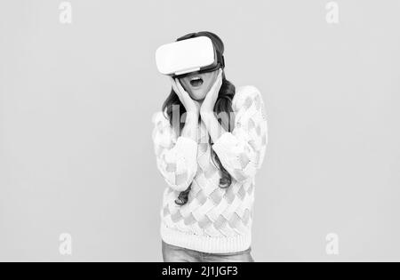 la ragazza ha stupito indossare occhiali vr utilizzando la tecnologia futura per l'istruzione in realtà virtuale, hmd Foto Stock
