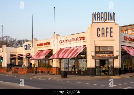 Largs, Scozia - 23rd marzo 2022: Gelateria di Nardini sul lungomare di Largs in Ayrshire, Scozia Foto Stock