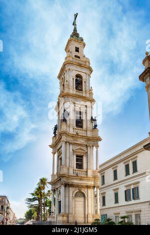 Torre campanaria del Santuario di Nostra Signora del Rosario di Pompei, Italia Foto Stock