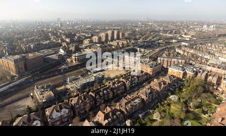 West Hampstead, un ricco quartiere residenziale di grandi case vittoriane e palazzi di appartamenti a West End Lane, Londra, Inghilterra Foto Stock