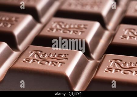 Mosca,Russia - 22 marzo 2022: Macro foto di un frammento della barra di cioccolato fondente Ritter Sport Foto Stock