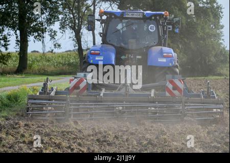 Germania, New Holland Tractor T6,180 con motore a gas alimentato da gas di biometano CNG, che opera sul campo preperazione del suolo / DEUTSCHLAND, Damnatz im Wendland, neuer New Holland Traktor T6,180 mit Methanpower mit Gasmotor und Biomethan bzw. Gas CNG Antrieb im Test beim Grubbern auf dem Acker Foto Stock