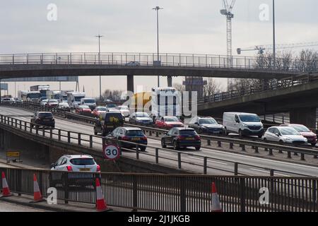 Traffico intenso sulla sezione urbana dell'autostrada M8, Glasgow, Scozia, Regno Unito Foto Stock