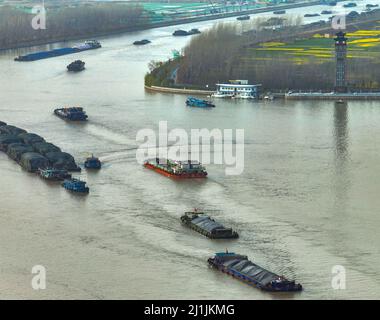 HUAI'AN, CINA - 26 MARZO 2022 - navi che sono state sottoposte a test di acidi nucleici navigano sul Canal Grande di Pechino-Hangzhou a Huai 'an, Jian della Cina orientale Foto Stock