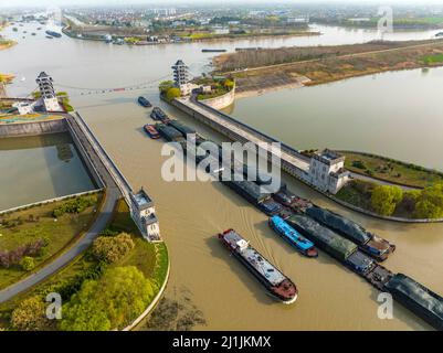 HUAI'AN, CINA - 26 MARZO 2022 - navi che sono state sottoposte a test di acidi nucleici navigano sul Canal Grande di Pechino-Hangzhou a Huai 'an, Jian della Cina orientale Foto Stock