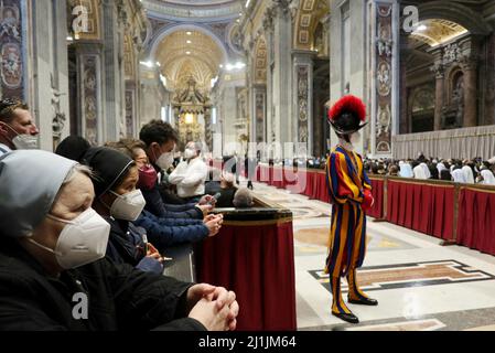 Roma, Italia. 25th Mar 2022. Atto di Consacrazione della Russia e dell'Ucraina alla Madonna in Vaticano, Roma, Italia, il 25 marzo 2022. Papa Francesco, unito ai Vescovi e ai fedeli cattolici di tutto il mondo, consacra la Russia e l'Ucraina al cuore Immacolato di Maria nella festa dell'Annunciazione. L'atto di Consacrazione è stato pregato durante il servizio penitenziale Quaresima nella Basilica di San Pietro. (Foto di Elisa Gestri/Sipa USA) Credit: Sipa USA/Alamy Live News Foto Stock