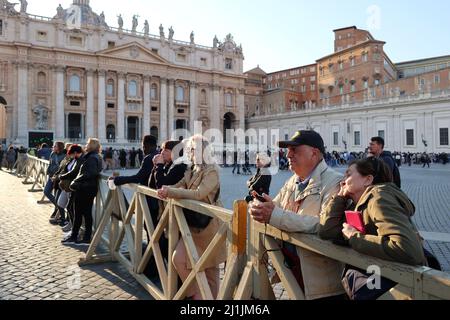 Roma, Italia. 25th Mar 2022. La gente partecipa all'atto di Consacrazione della Russia e dell'Ucraina alla Madonna in Vaticano, Roma, Italia, il 25 marzo 2022. Papa Francesco, unito ai Vescovi e ai fedeli cattolici di tutto il mondo, consacra la Russia e l'Ucraina al cuore Immacolato di Maria nella festa dell'Annunciazione. L'atto di Consacrazione è stato pregato durante il servizio penitenziale Quaresima nella Basilica di San Pietro. (Foto di Elisa Gestri/Sipa USA) Credit: Sipa USA/Alamy Live News Foto Stock