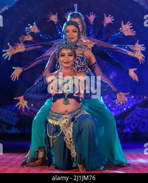 Colombo, Sri Lanka. 25th Mar 2022. I ballerini si esibiscono durante uno spettacolo di danza culturale per promuovere il turismo a Colombo, Sri Lanka, il 25 marzo 2022. Credit: Ajith Perera/Xinhua/Alamy Live News Foto Stock