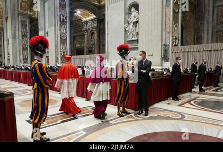 Roma, Italia. 25th Mar 2022. Atto di Consacrazione della Russia e dell'Ucraina alla Madonna in Vaticano, Roma, Italia, il 25 marzo 2022. Papa Francesco, unito ai Vescovi e ai fedeli cattolici di tutto il mondo, consacra la Russia e l'Ucraina al cuore Immacolato di Maria nella festa dell'Annunciazione. L'atto di Consacrazione è stato pregato durante il servizio penitenziale Quaresima nella Basilica di San Pietro. (Foto di Elisa Gestri/Sipa USA) Credit: Sipa USA/Alamy Live News Foto Stock